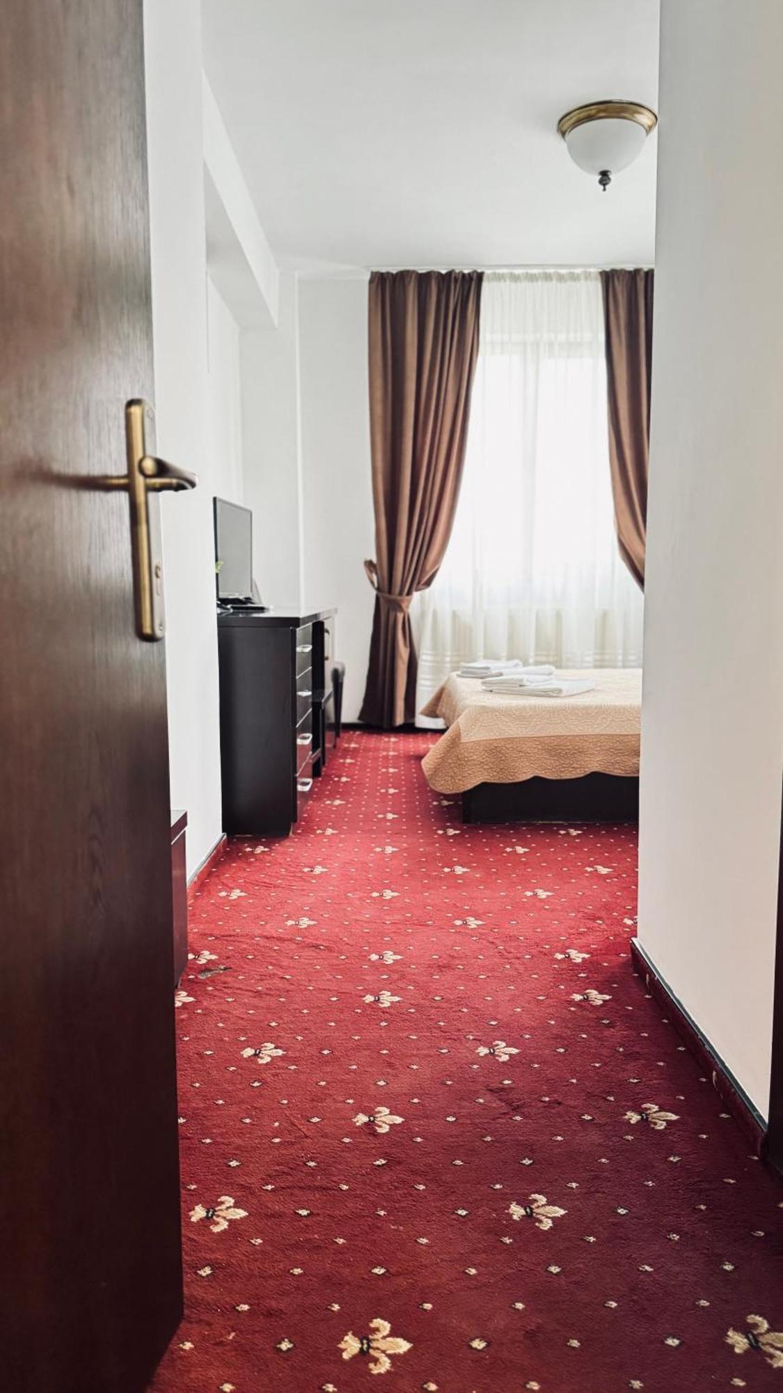 Hotel Sorelo Питешти Экстерьер фото