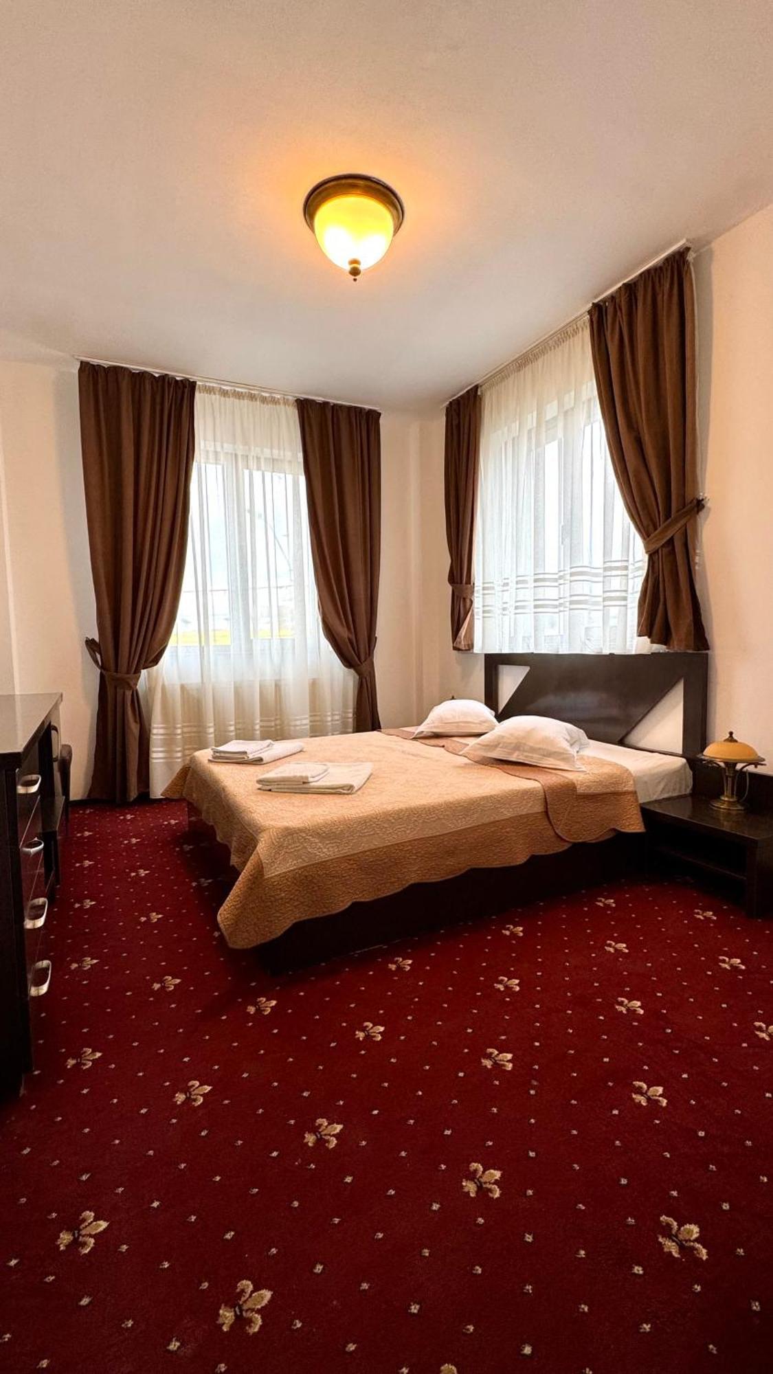 Hotel Sorelo Питешти Экстерьер фото