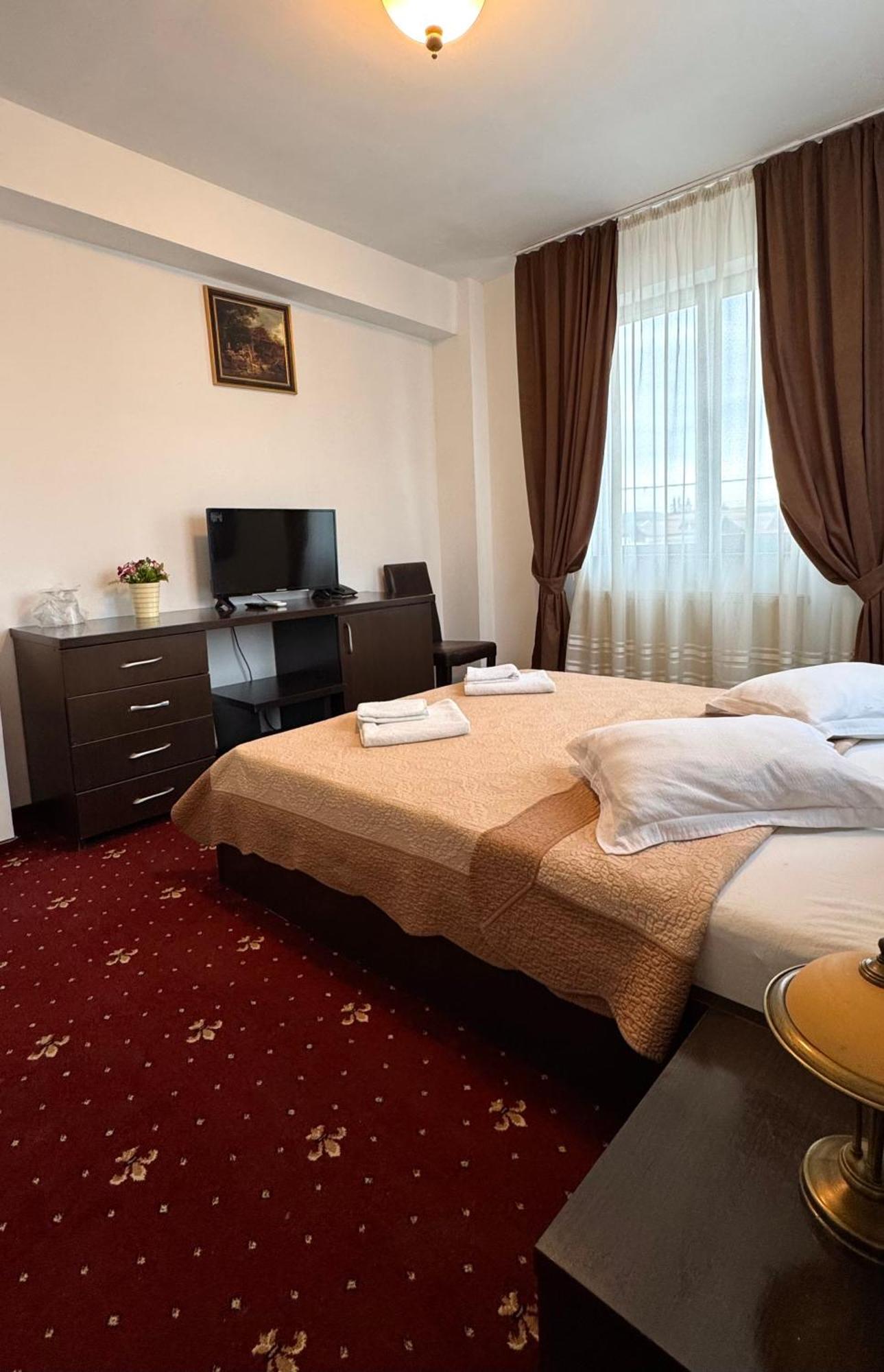 Hotel Sorelo Питешти Экстерьер фото